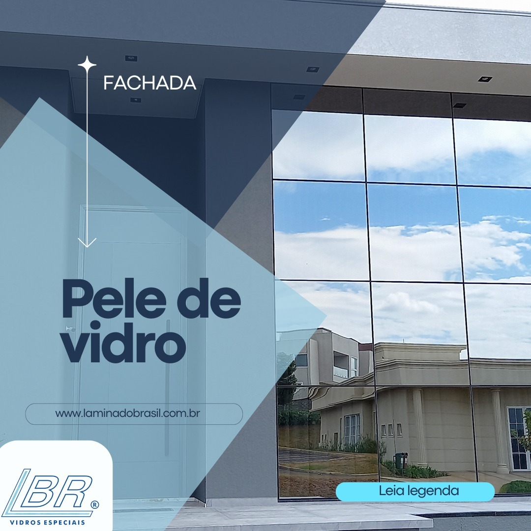 Pele de vidro em fachada residencial com linguagem contemporânea.