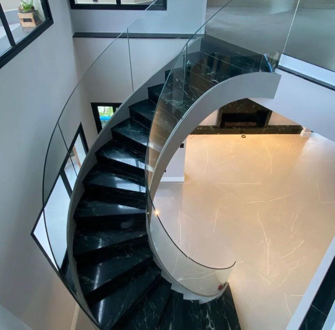 Guarda-corpo em vidro com acabamento técnico de alto padrão.