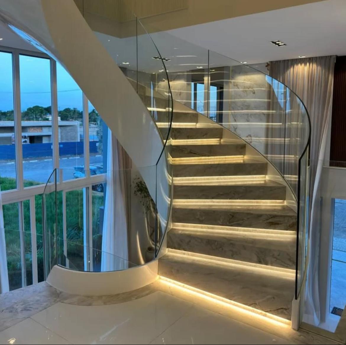 Aplicação de vidros curvos e laminados em projeto sob medida.