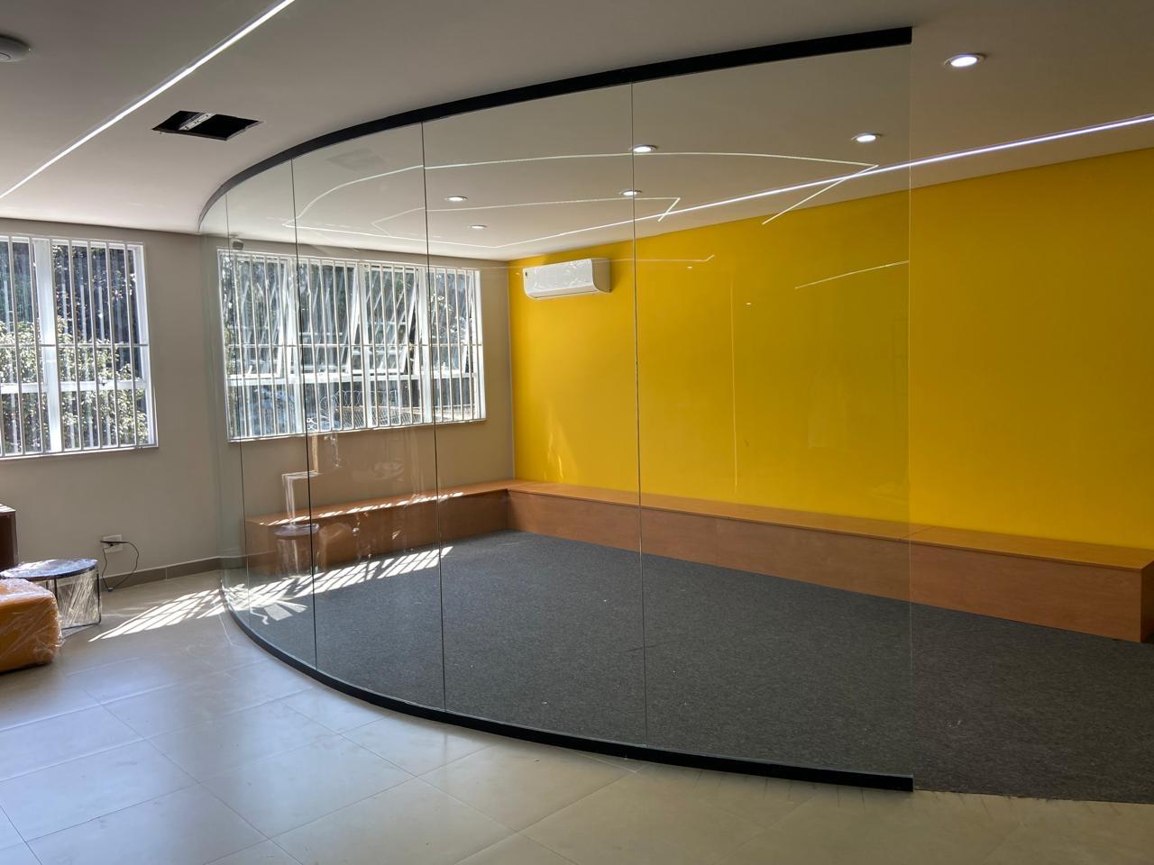 Fechamento arquitetônico com vidro curvo.