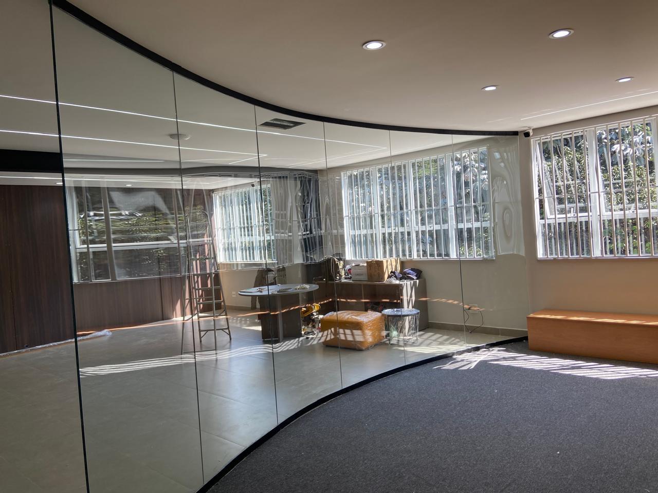 Fechamento arquitetônico com vidro curvo.