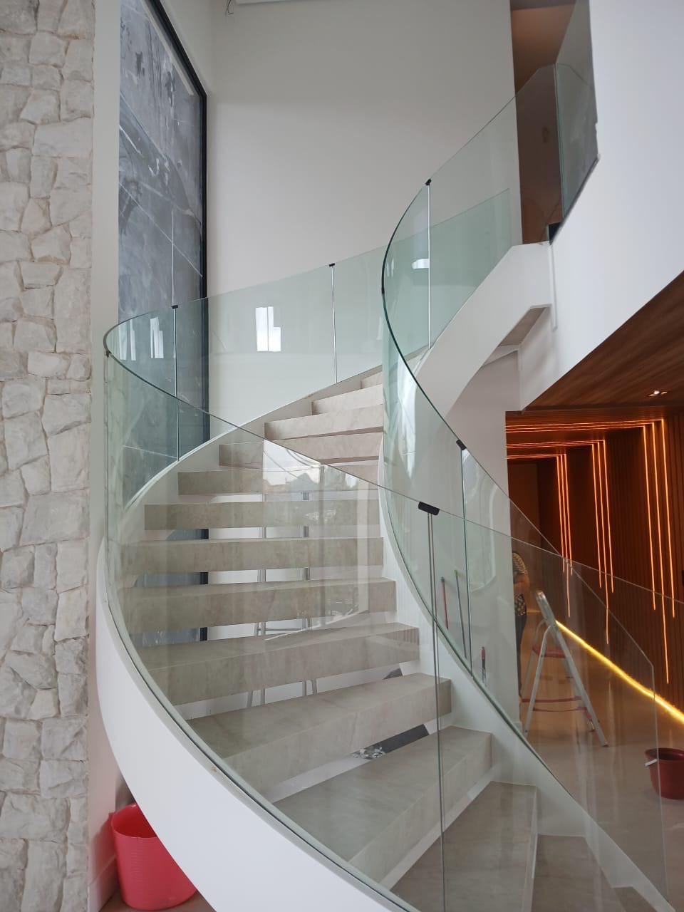 Projeto executado com foco em vidro curvo laminado para escada.